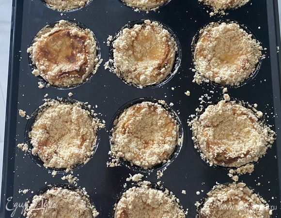 Выпекать минут 25–30, когда зарумянится, готово. Полностью остудить в форме и только потом доставать и подавать к столу. Приятного чаепития!