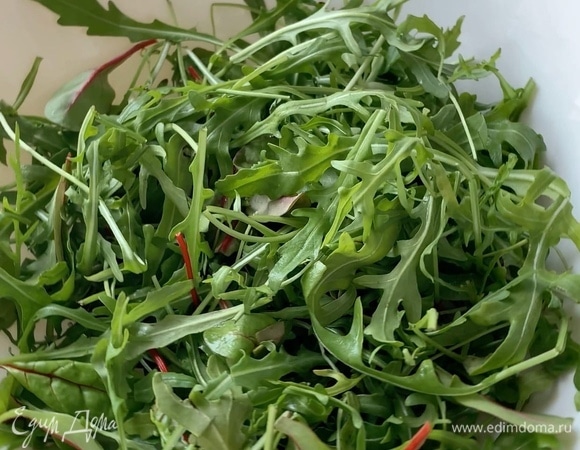 Зелень промойте, просушите и выложите в глубокую миску.