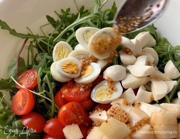 Приготовьте заправку. В небольшой миске смешайте лимонный сок, мед, горчицу и масло. Соль по вкусу (можно без нее). Заправьте салат.