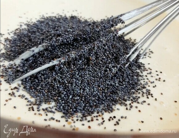 Смешиваем яйца, сахар, соль. Вливаем ряженку, добавляем соду. Вводим муку и мак. Выливаем кипяток и быстро размешиваем. Количеством воды регулируйте густоту теста. Я делаю жидкое. Добавляем растительное масло.