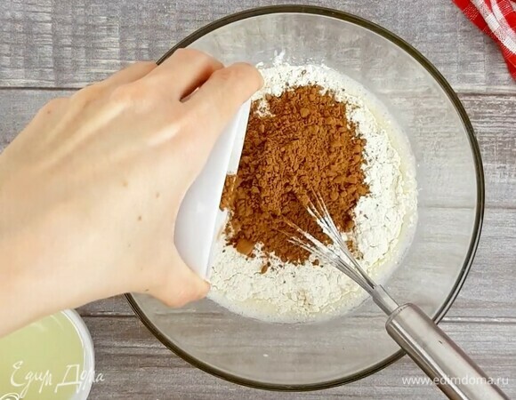 Взбиваем молоко с яйцом до пены. Добавляем мед (можно заменить на сахар), муку, разрыхлитель, соль, ванилин и какао. Тщательно смешиваем. ⠀