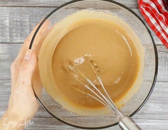 Тесто не должно быть густым, но и не жидким. Чуть жиже, чем тесто для оладьев.