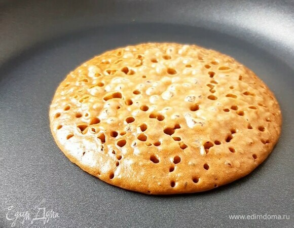 Выпекаем панкейки на сухой сковороде. Огонь средний (у меня 4 из 9). После появления таких дырочек переворачиваем.