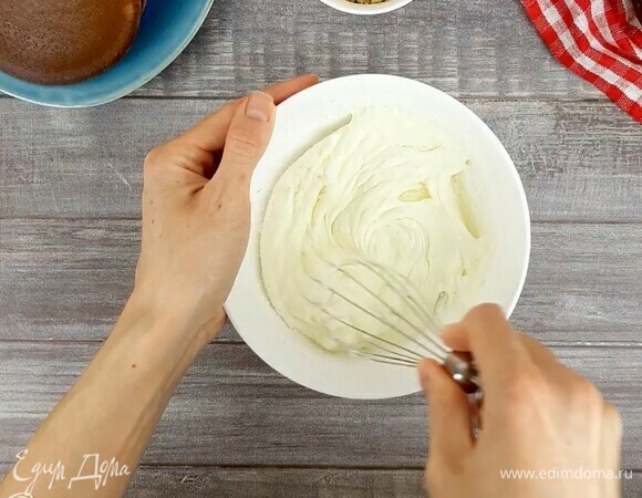 Для крема взбиваем сметану с сахарной пудрой.