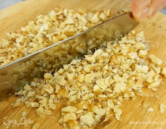 Орехи подсушиваем на сухой сковороде до румяности, рубим ножом.