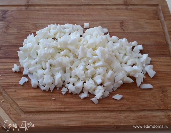 Отвариваем куриные яйца. Мелко нарезаем куриный белок. Салат выкладываем слоями. Нижним слоем будет нарезанный куриный белок, смазываем майонезом по вкусу.