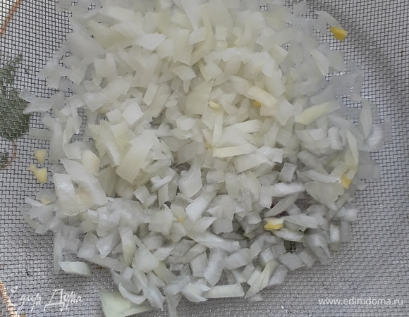 Лук нарезаем мелко и ошпариваем. Выкладываем следующим слоем лук. Слегка вдавливаем в предыдущий слой.
