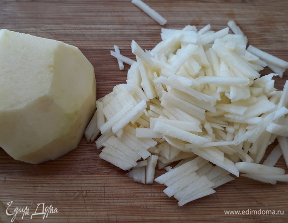 Яблоко очищаем, удаляем сердцевину. Нарезаем соломкой. Укладываем в салатник, слегка смазываем майонезом.