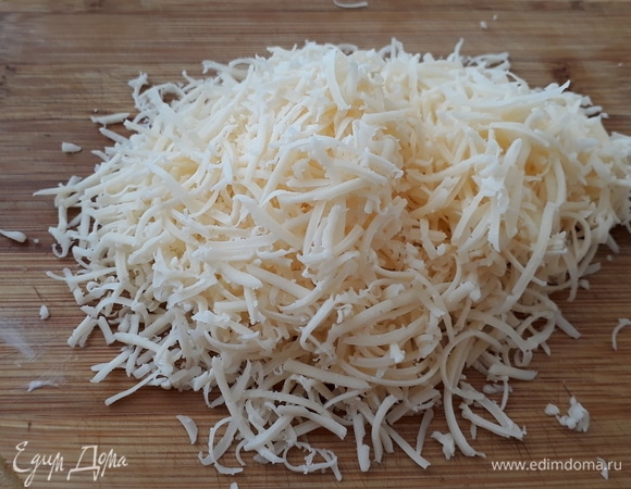 Сыр натираем на мелкой терке. Выкладываем в салатник. Слегка смазываем майонезом.