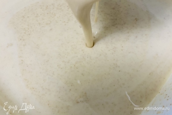 Все ингредиенты, кроме молока, смешать и взбить погружным блендером до однородности. Затем постепенно добавлять молоко и продолжать взбивать. В зависимости от качества муки молока может понадобиться чуть больше или меньше, чем указано. Ориентируйтесь по консистенции теста, оно должно быть, как негустой кефир.