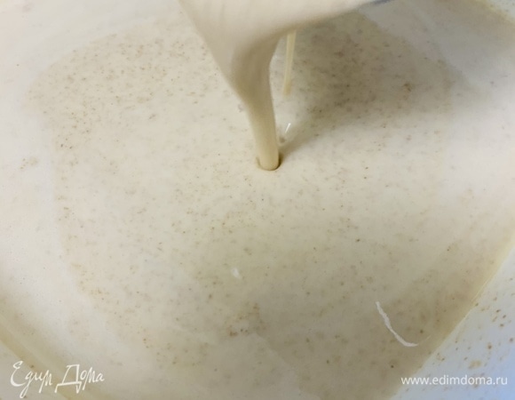 Все ингредиенты, кроме молока, смешать и взбить погружным блендером до однородности. Затем постепенно добавлять молоко и продолжать взбивать. В зависимости от качества муки молока может понадобиться чуть больше или меньше, чем указано. Ориентируйтесь по консистенции теста, оно должно быть, как негустой кефир.