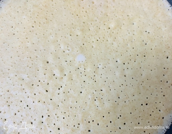 Блины обжариваем на сковороде с антипригарным покрытием. При необходимости сковороду можно смазать каплей растительного масла.