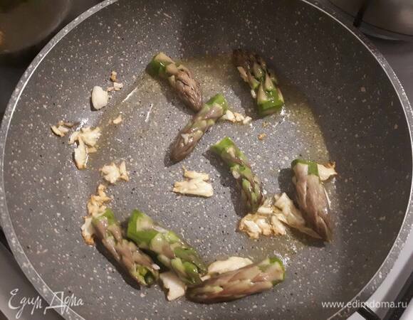 Отдельно обжарьте верхушки.