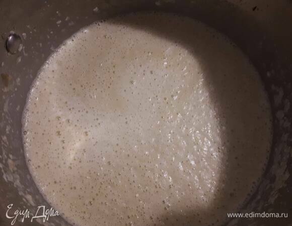 Пюрируйте погружным блендером. Добавьте сливки, перец, перемешайте и прогрейте, но не доводите до кипения.