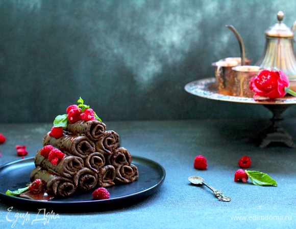 Если любите сладкие блины, количество сахара увеличить. Сковороду хорошо прогреть. Замечала, что одно и то же тесто будет по-разному «дырявиться» в зависимости от температуры сковороды. Выпекать на средне–сильном огне с двух сторон.