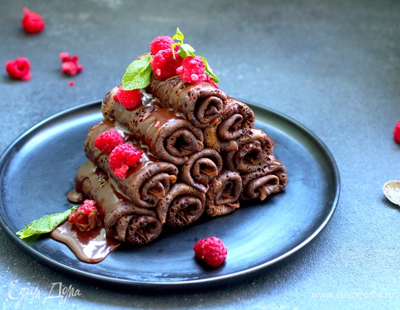 Если хотите, полейте сверху шоколадным сиропом или ганашем. Для ганаша взять очень горячие сливки 33% и всыпать рубленый шоколад в соотношении примерно 1:2. Дать постоять пару минут, интенсивно размешать. Должна получиться тягучая шоколадная масса, медленно стекающая с ложки.