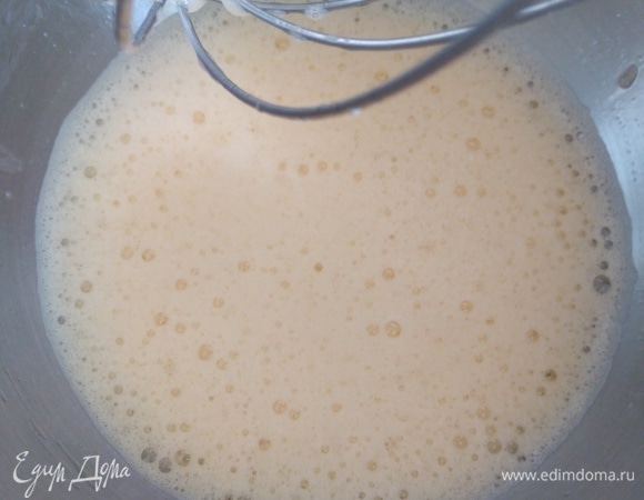 Взбить яйца с солью около 5 минут. Добавить кефир, взбить до соединения.