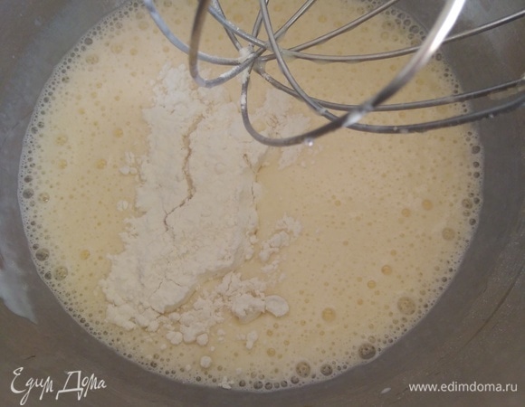 Всыпать просеянную муку, взбить до однородности. Не выключая миксер, влить кипяток. В конце добавить масло.