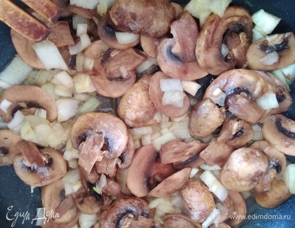 Лук и шампиньоны поджарить на масле. Соль, перец — по вкусу.