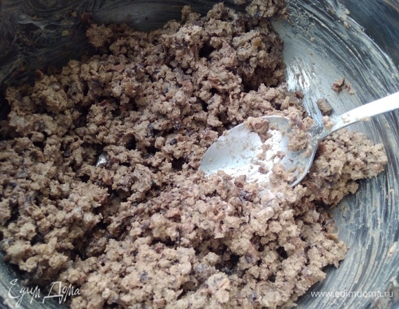 Прокрутить через мясорубку печень, шампиньоны с луком и сливочное масло. Хорошо перемешать.