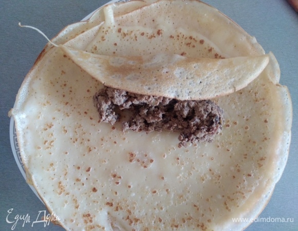 Поместить полную ложку начинки на блин. Накрыть верхней частью.