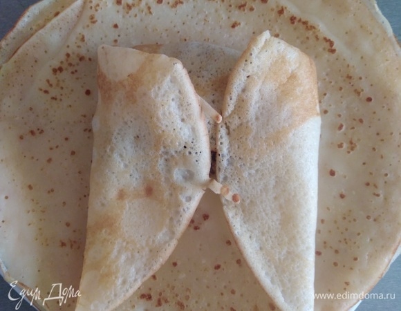 Теперь свернуть боковые части блина.