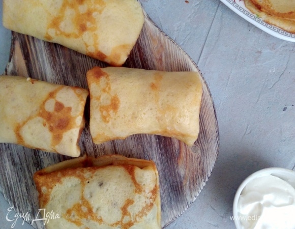 Подавать со сметаной и сладким чаем.