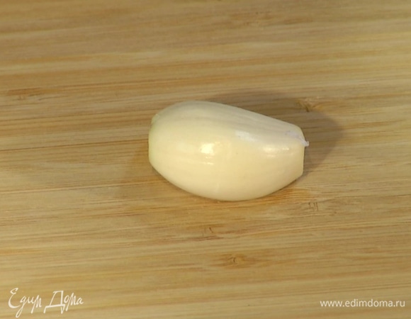 Весь чеснок почистить.