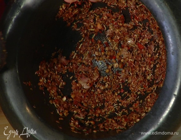 Приготовить маринад: 1 зубчик чеснока, кориандр, розмарин и сушеные помидоры выложить в ступку, добавить по щепотке черного перца и соли, все растереть, затем влить 2 ст. ложки оливкового масла и перемешать.