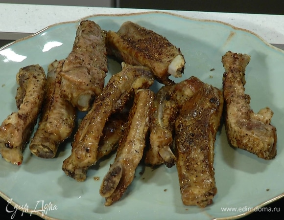 Накрыть противень фольгой и отправить в разогретую духовку на 2 часа, время от времени приоткрывать фольгу и поливать ребра выделившимся соком. Когда мясо будет практически готово, снять фольгу, снова полить ребра выделившимся соком и запекать до появления золотистой корочки.