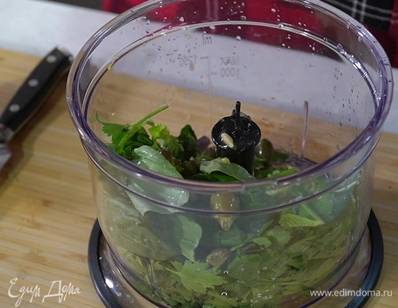 Приготовить сальсу верде: оставшийся чеснок, петрушку, базилик, мяту, сок и цедру лимона поместить в чашу блендера, добавить каперсы и острый перец, все посолить и измельчить, затем влить оливковое масло и еще раз измельчить.