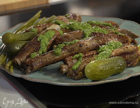 Подавать ребрышки с черемшой, солеными огурцами и перцем халапеньо, соус подать отдельно или полить им ребрышки.