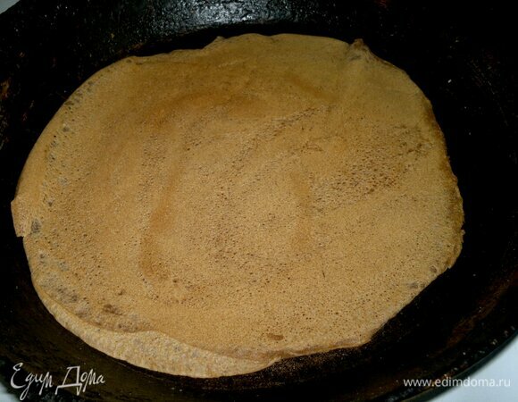 Смазывая сковороду растительным маслом, жарить блинчики с двух сторон.