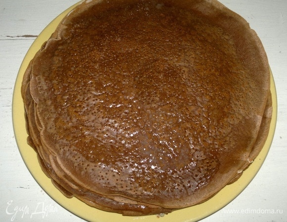 Пожарить все блинчики. У меня получилось 17 штук диаметром 23 см. Блинчики смазывать сливочным маслом, сохранять в тепле.