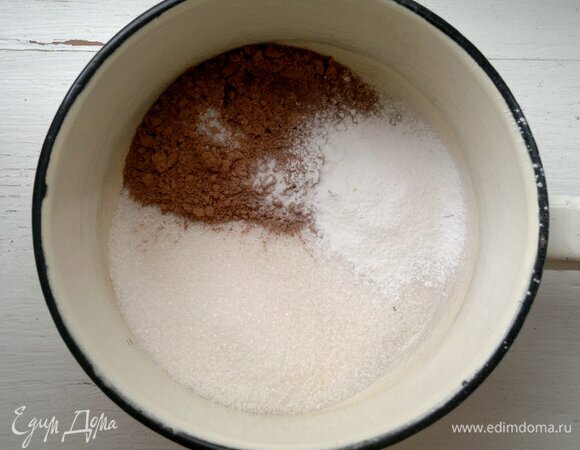 Для шоколадного соуса в сотейнике соединить сахар, какао, крахмал, перемешать.