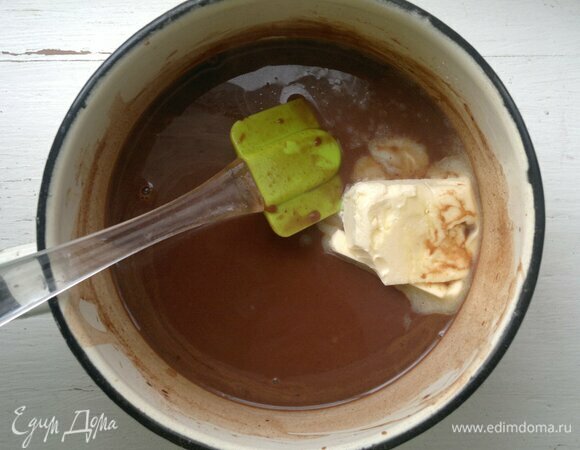 Поставить смесь на огонь, помешивая, довести до кипения. Добавить сливочное масло, дождаться его расплавления. Поварить еще 3–4 минуты до загустения, постоянно помешивая.