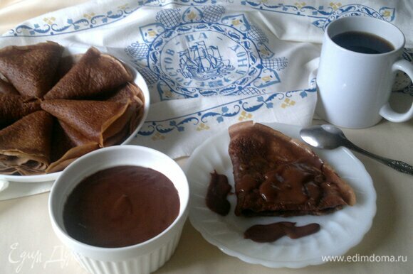 Подать шоколадные блинчики с шоколадным соусом к чаю или кофе. Приятного аппетита!