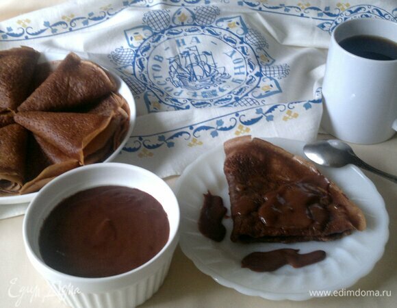 Подать шоколадные блинчики с шоколадным соусом к чаю или кофе. Приятного аппетита!