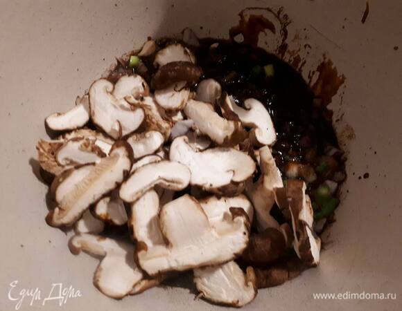 Добавьте соевый соус, соус хойсин и нарезанные на ломтики шиитаке. Перемешайте и обжарьте пару минут.