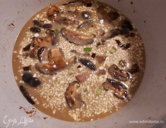 Влейте бульон и кокосовые сливки, доведите до кипения и проварите 10 минут.