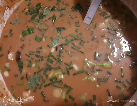 Затем добавьте креветки и проварите еще пару минут. Покрошите зелень и добавьте сок половины лайма.