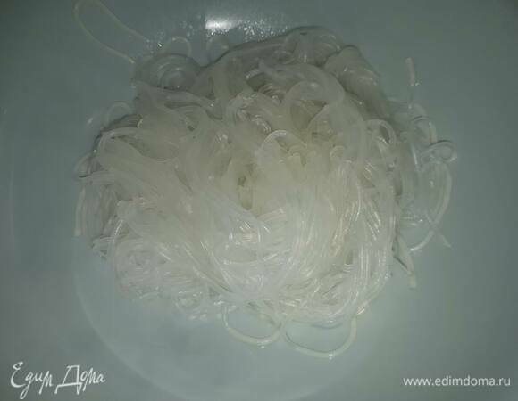 Отварите рисовую вермишель.