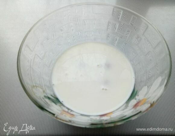 Молоко теплое смешать с яйцами и всеми ингредиентами.