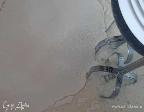 Я это делаю миксером или блендером. Муку добавляю понемногу. Если хотите блины потолще, добавляйте больше муки.