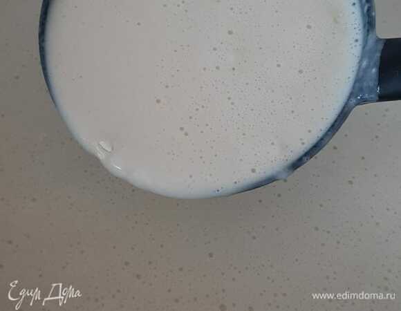 Наливаю половником на разогретую сковороду и выпекаю.