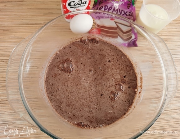 Черемуховую муку просеять через мелкое сито. Залить горячим молоком и оставить на 30 минут.