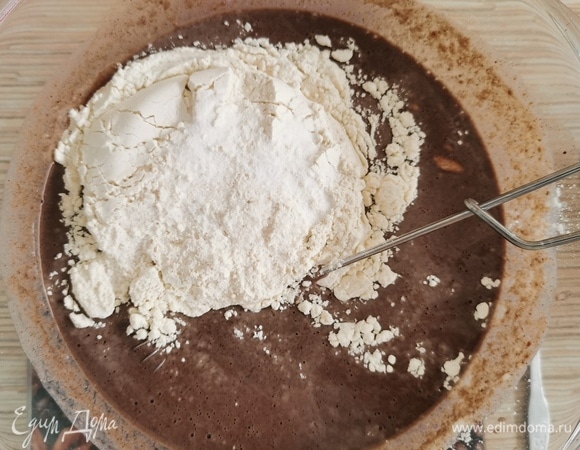 Добавить муку, соль и соду, перемешать, чтобы не было комочков.