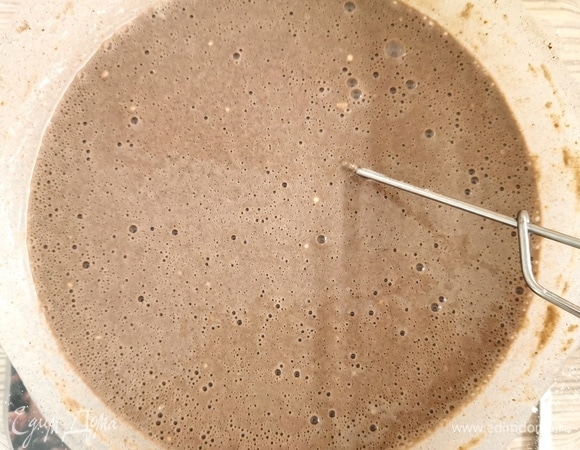 Влить теплый кефир, перемешать. Добавить растительное масло. Можно печь блинчики.