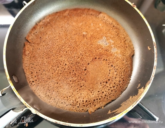 Жарим на раскаленной сковороде с 2 сторон. Я ничем не смазывала сковороду.