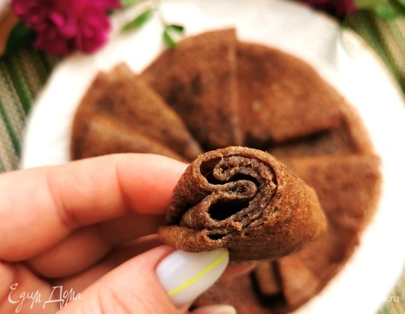 Готовые блины смазать растопленным сливочным маслом (по желанию), и можно подавать. Вкусно с медом, сгущенкой и кленовым сиропом. Приятного аппетита!